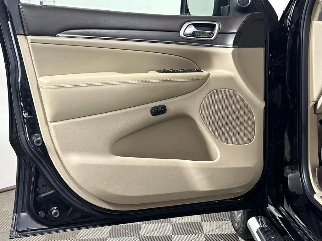 Used 2018 Diamond Black Crystal Pearlcoat Jeep Overland image 25