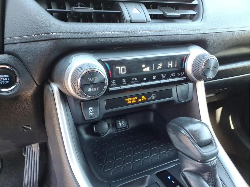 Used 2019 Silver Toyota XLE image 22