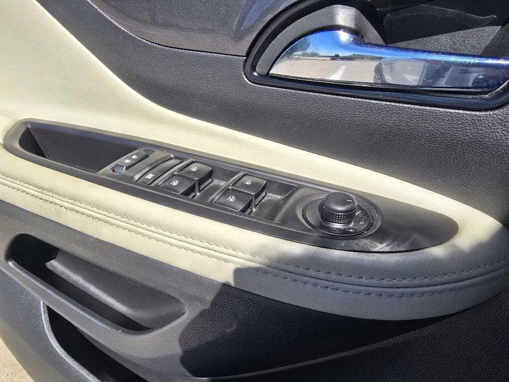 Used 2022 Summit White Buick Preferred image 18