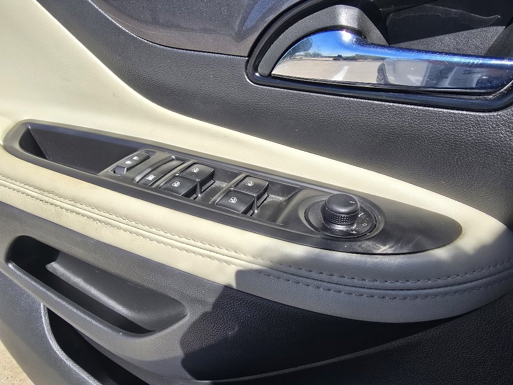 Used 2022 Summit White Buick Preferred image 17