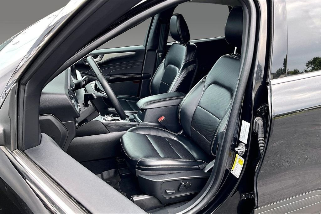 Used 2023 Black Metallic Ford Platinum image 14