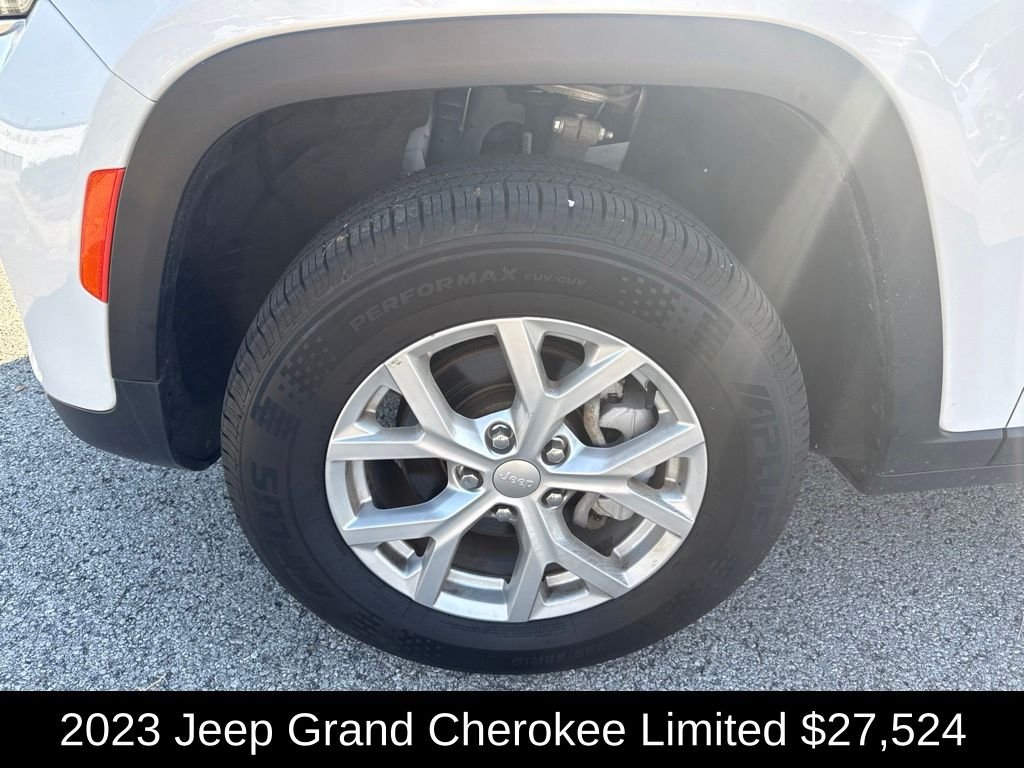Used 2023  Jeep Limited image 9
