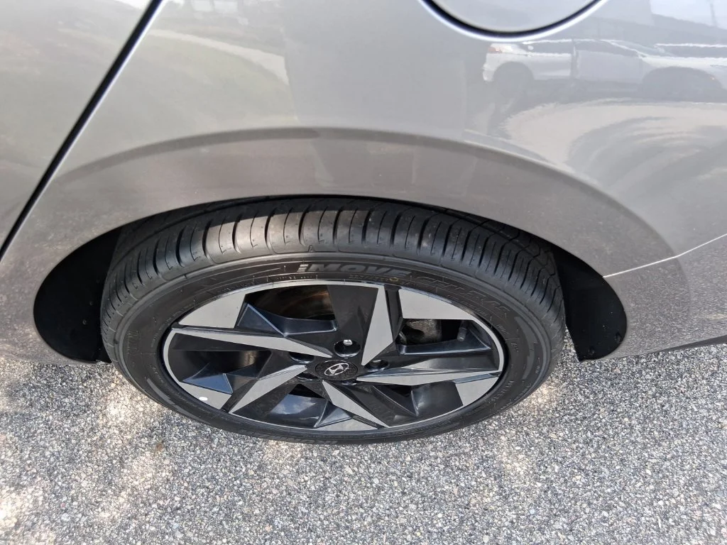 Used 2023 Silver Hyundai SEL image 9