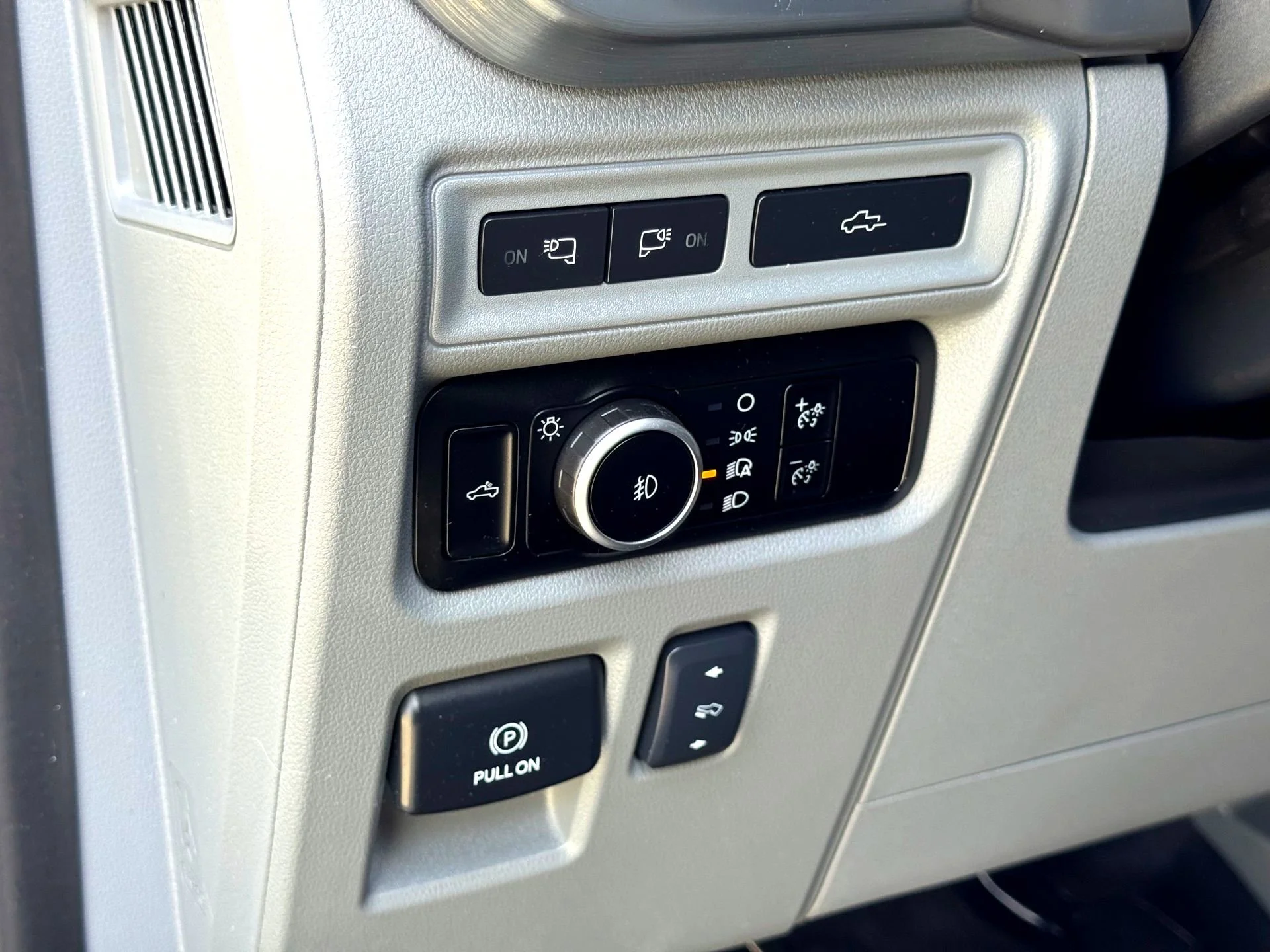 Used 2023  Ford Lariat image 13