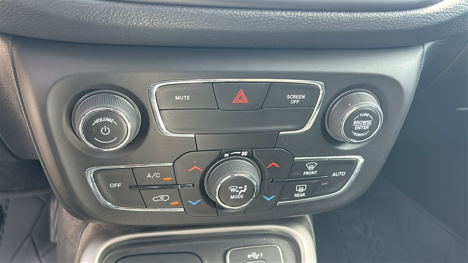 Used 2020 Black Jeep Latitude image 27