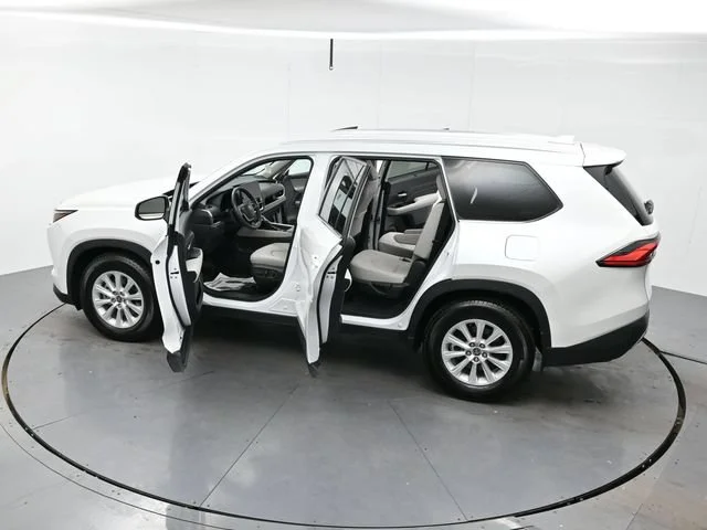 Used 2024 Wind Chill Pearl Toyota XLE image 43