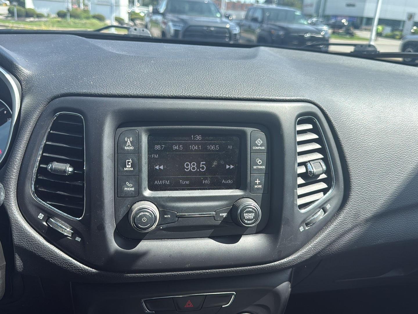 Used 2018 Diamond Black Crystal Pearlcoat Jeep Latitude image 10