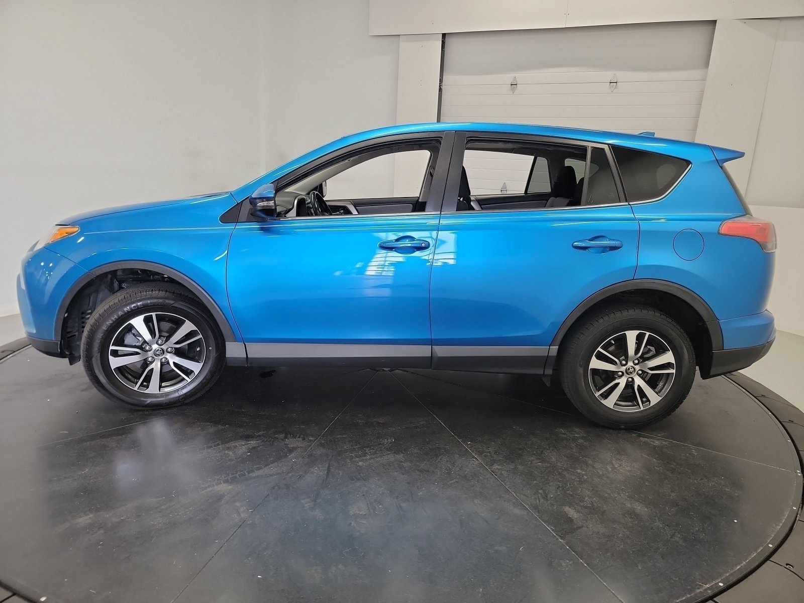 Used 2018 Electric Storm Blue Toyota XLE image 4