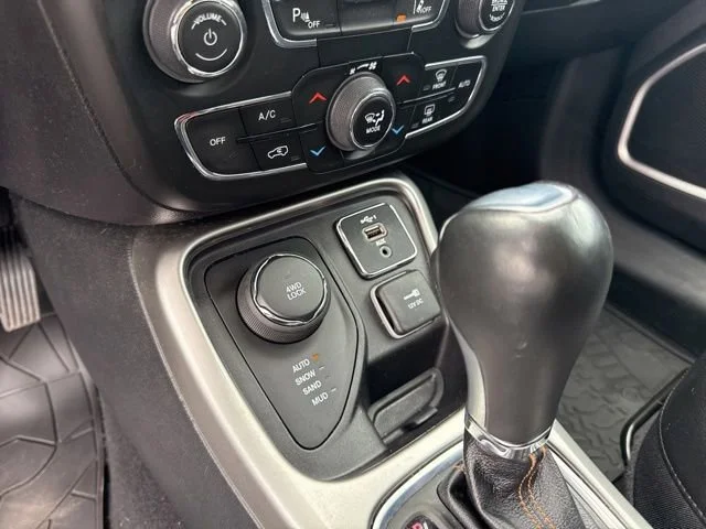 Used 2021 Granite Crystal Metallic Clearcoat Jeep Latitude image 27