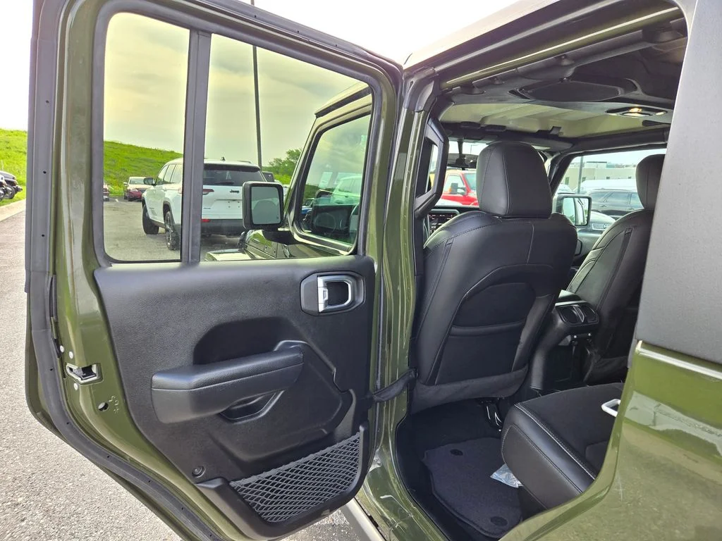 Used 2023 Green Jeep  image 26