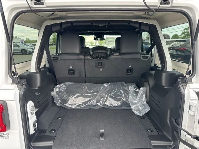 New 2026 Bright White Clear-Coat Exterior Paint Jeep Sahara image 13
