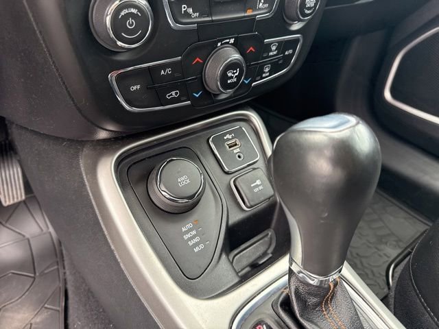 Used 2021 Granite Crystal Metallic Clearcoat Jeep Latitude image 27