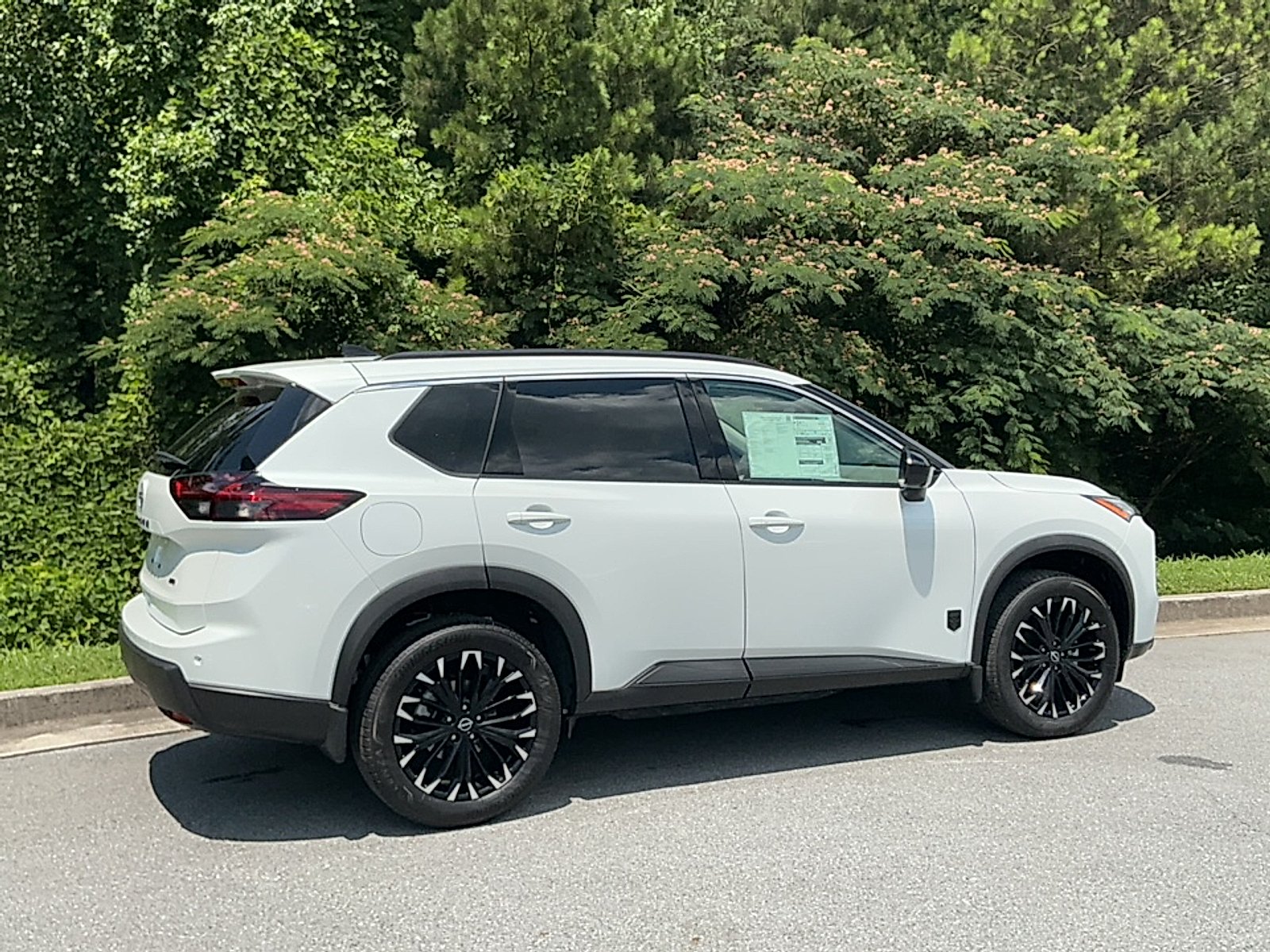 New 2026 Everest White Pearl Tricoat Nissan Dark Armor image 2