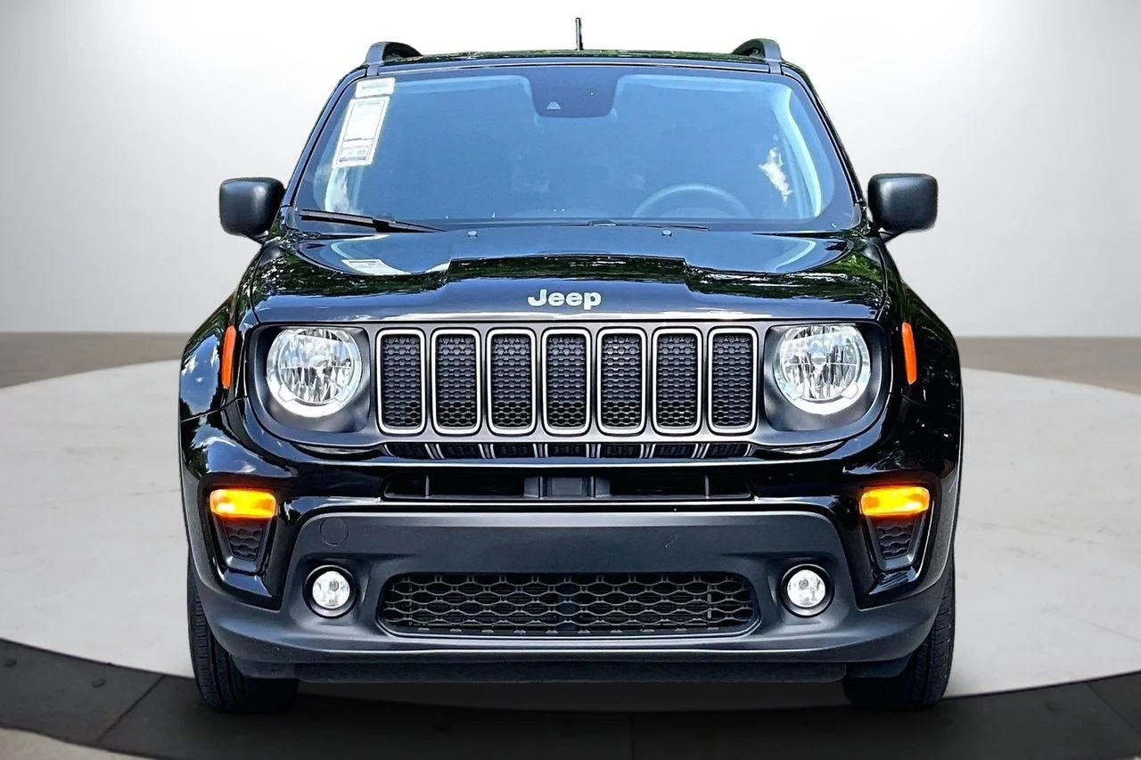 Used 2022 Black Jeep Latitude image 3
