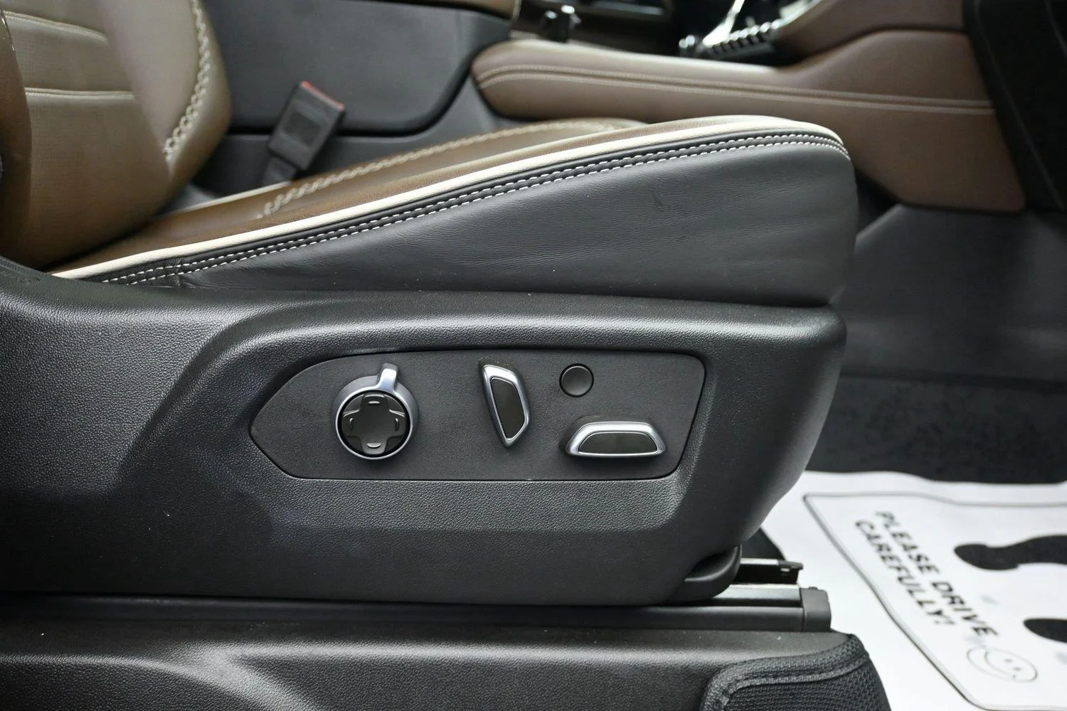 2025 GMC Yukon Denali Ultimate - Photo 12
