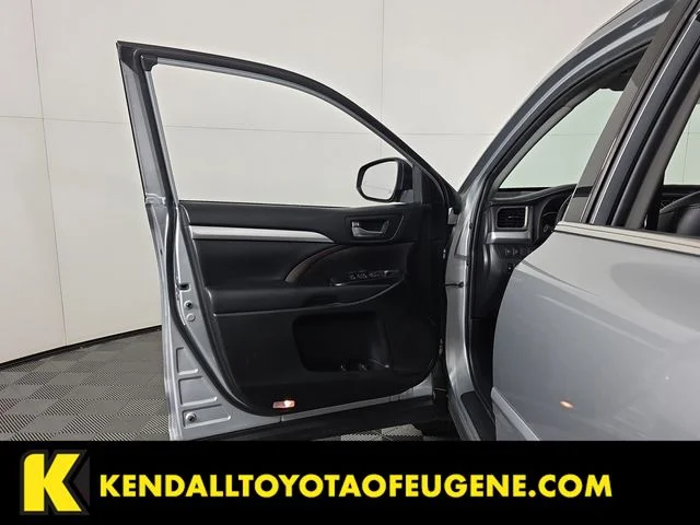 Used 2019 Silver Toyota XLE image 22