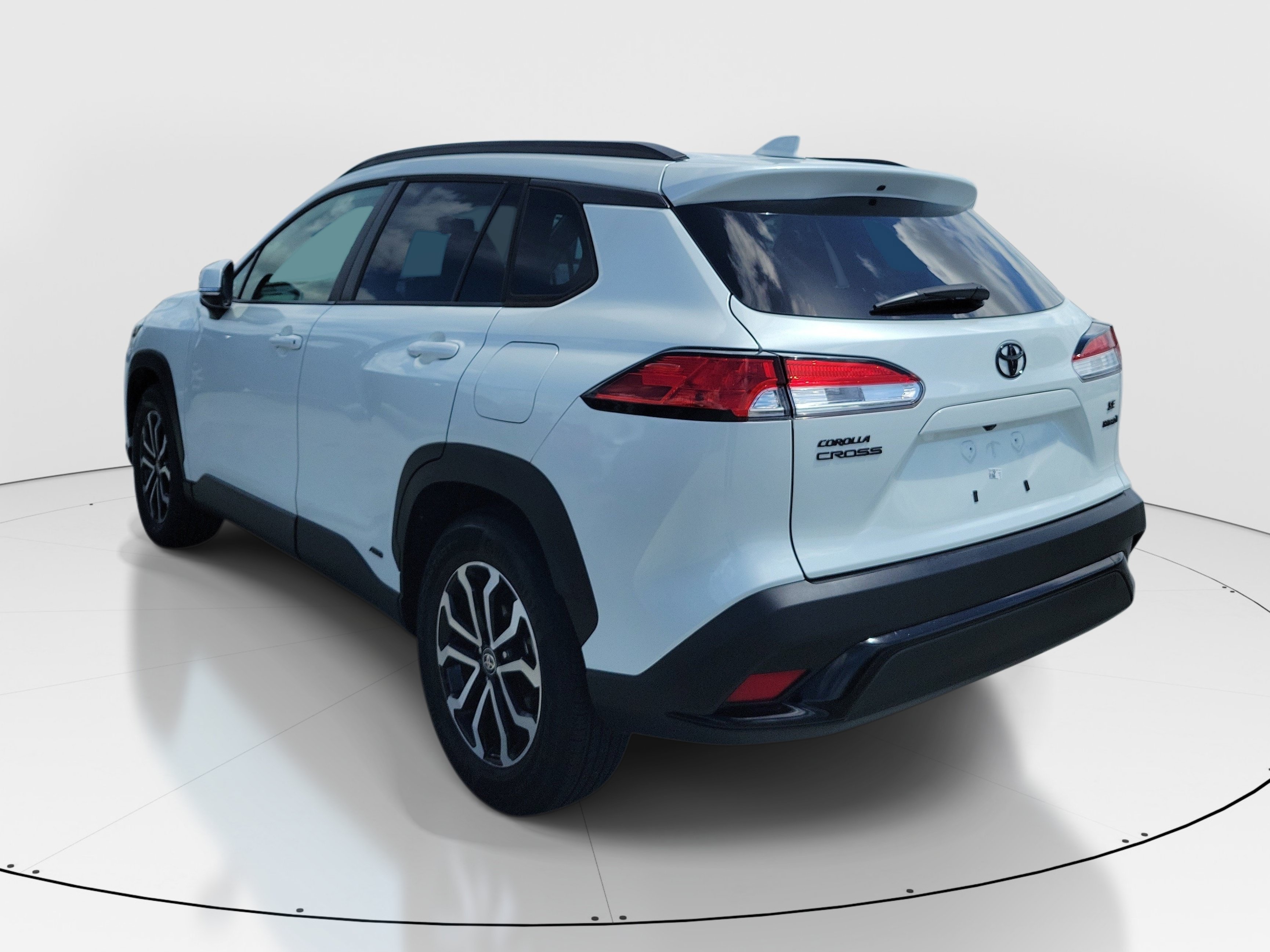 Used 2023 Pearl Toyota Hybrid SE image 4