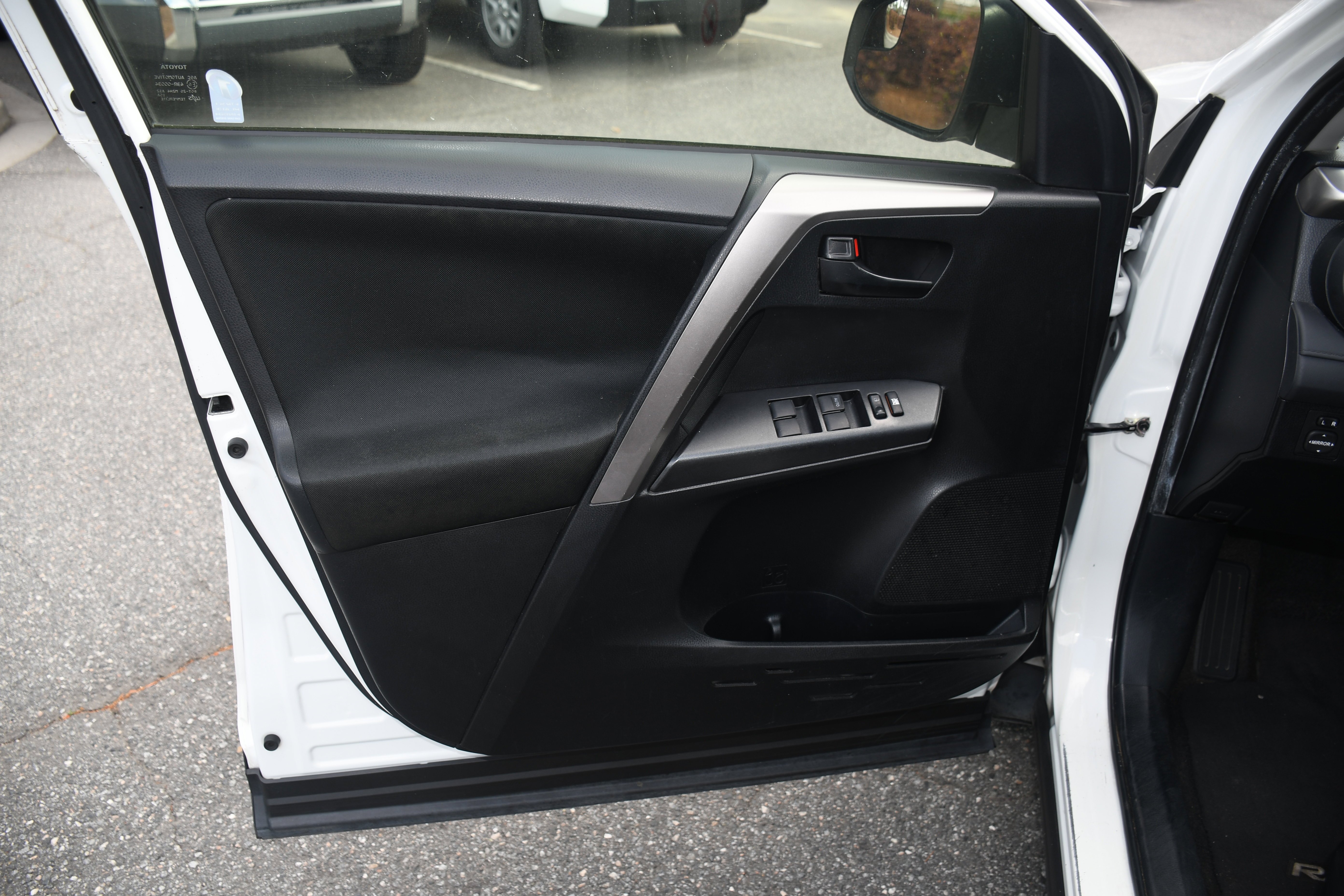 Used 2017 White Toyota LE image 8