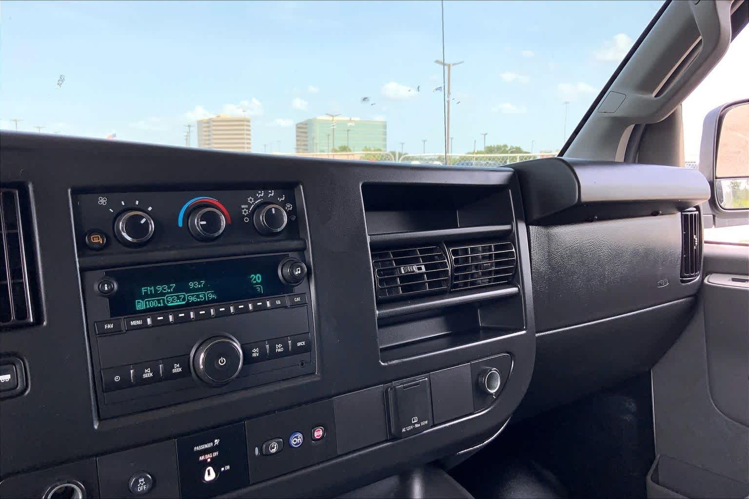 Used 2023 Summit White Chevrolet  image 32