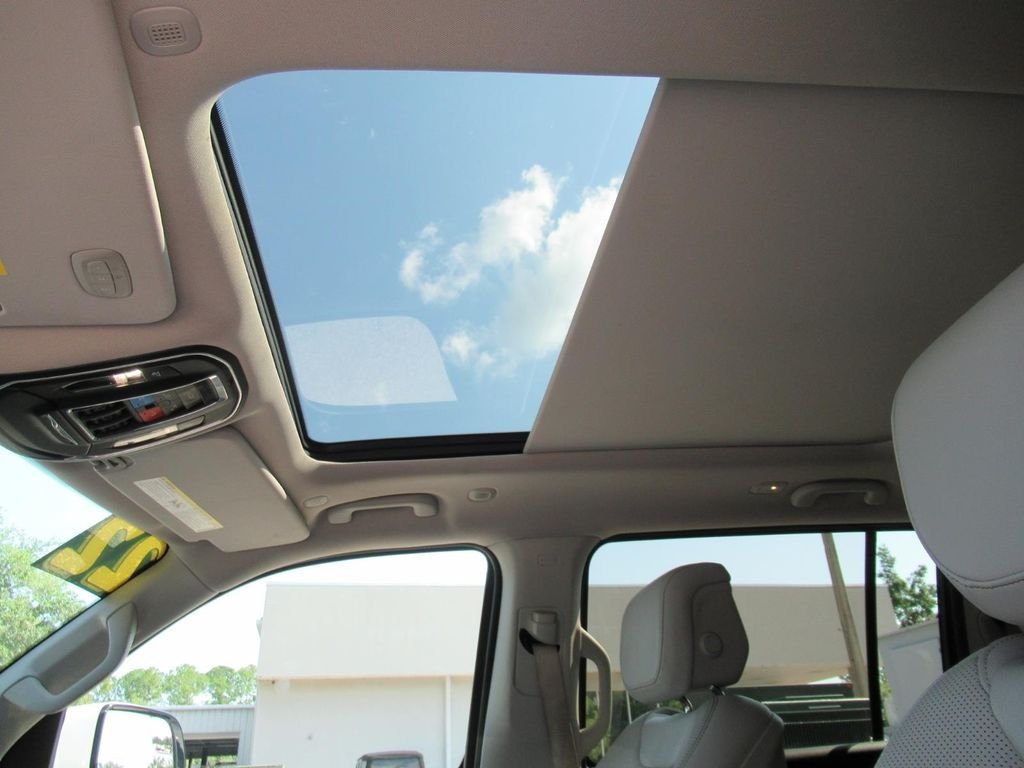 Used 2022 White Jeep Series II image 17
