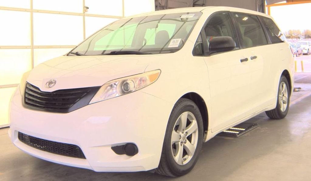 2017 Toyota Sienna L V6 7-Passenger's photo