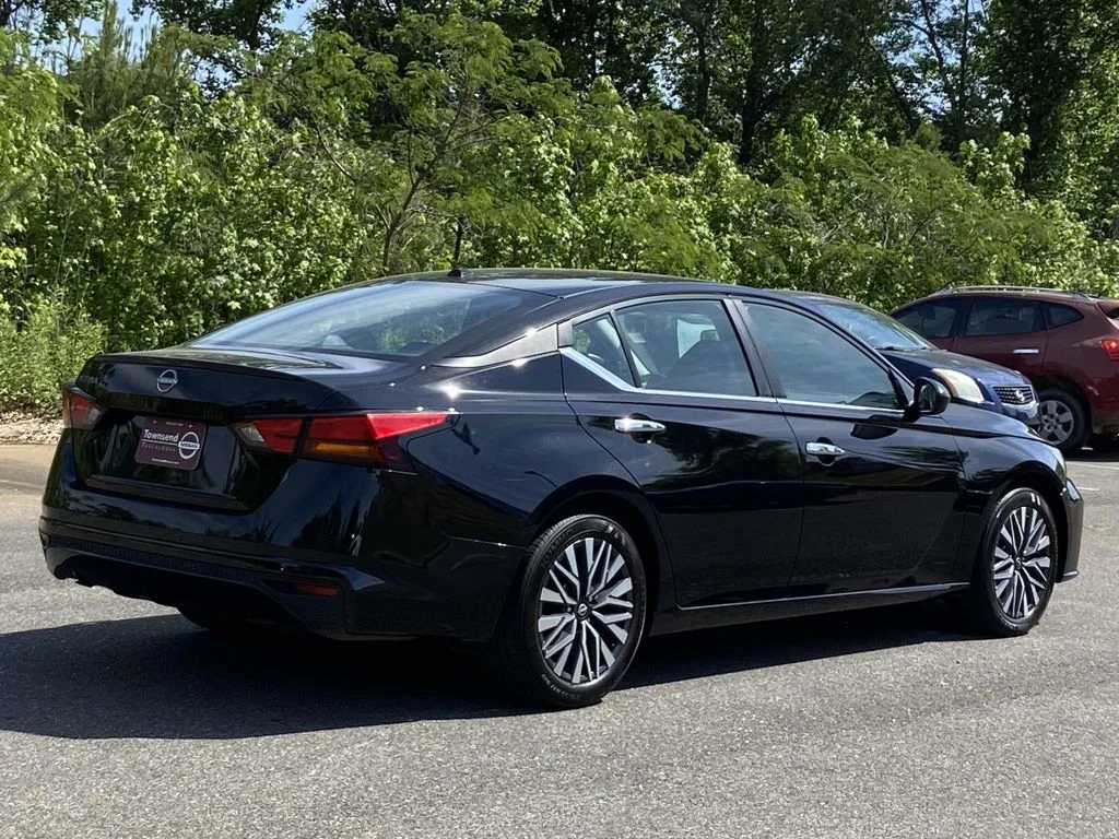 Certified Used 2025 Super Black Nissan SV image 3