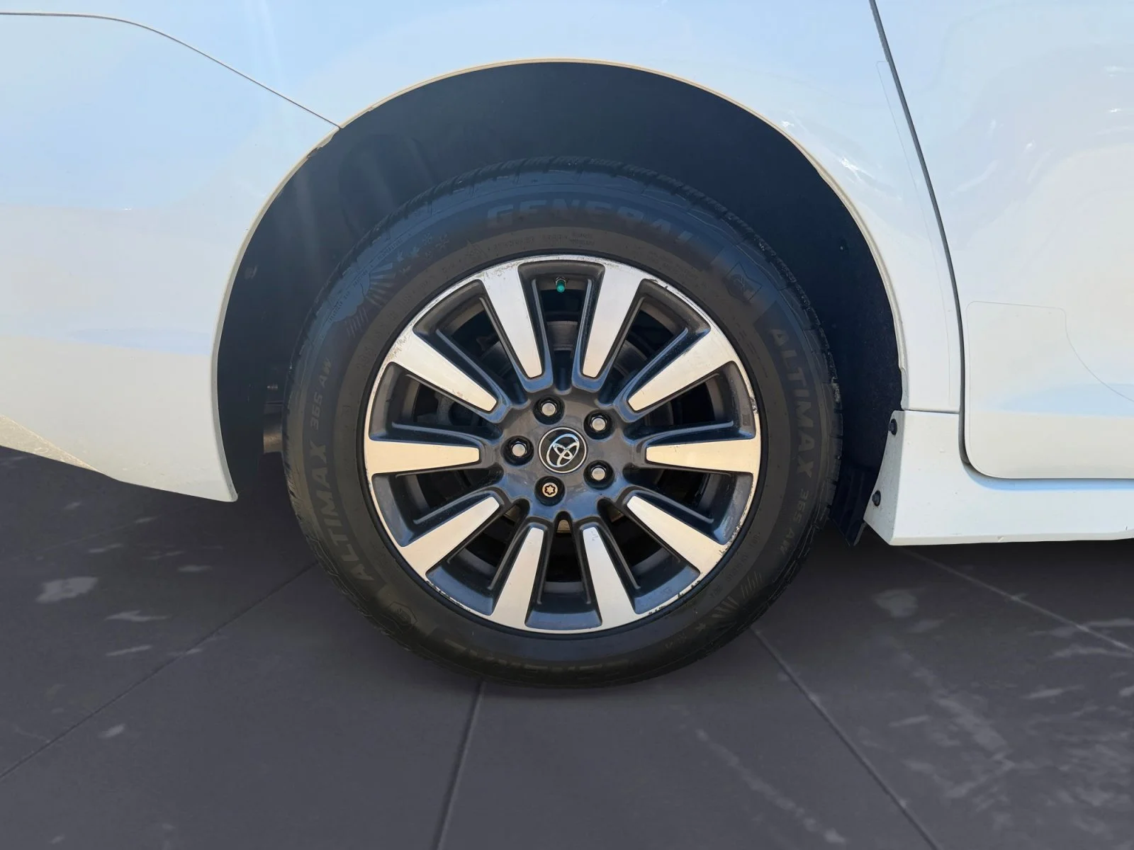 Used 2018 Super White Toyota XLE Premium image 45