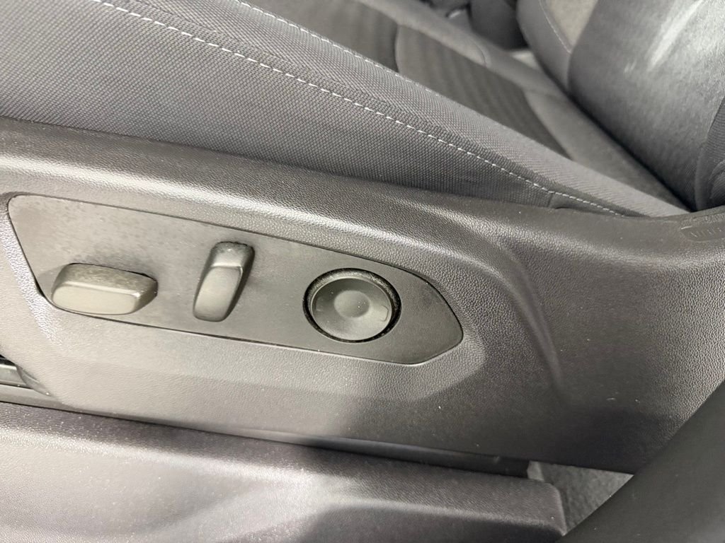 Used 2024 Summit White GMC Elevation image 24