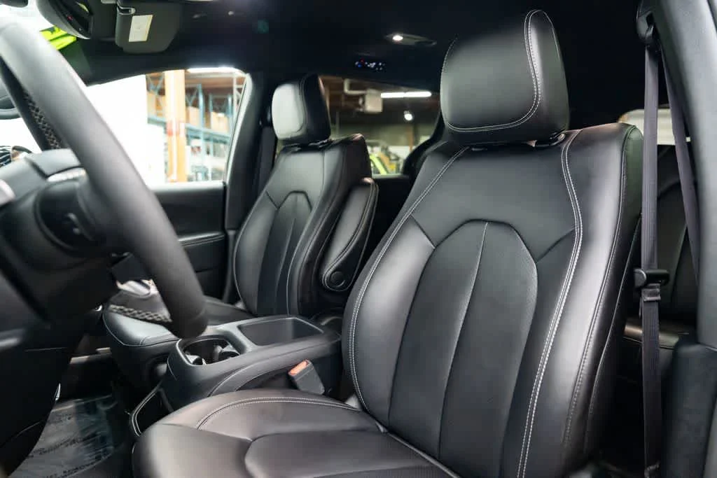Used 2025 Diamond Black Crystal Pearlcoat Chrysler Select image 23