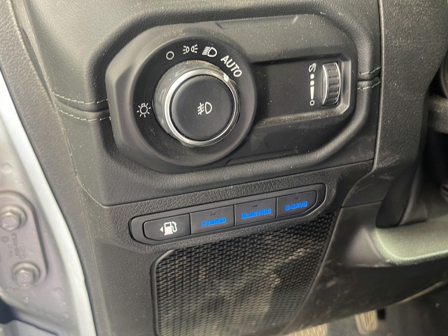Used 2024 Silver Zynith Clearcoat Jeep High Altitude image 37