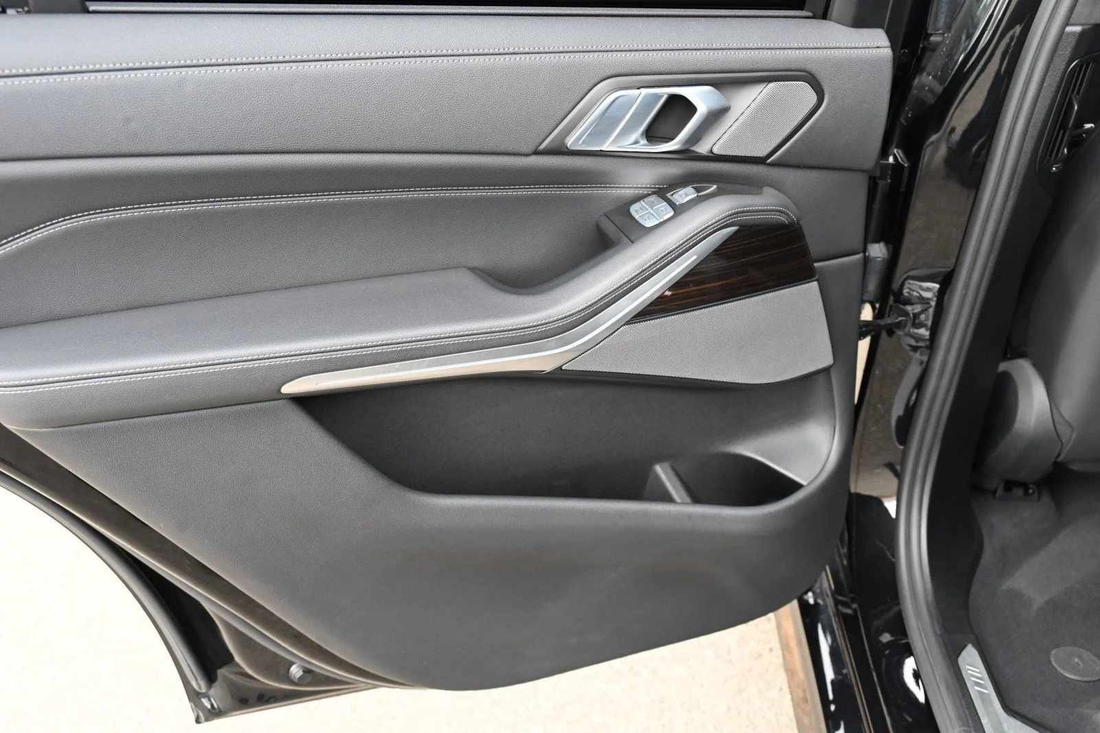 Used 2021 Black Sapphire Metallic BMW M50i image 15