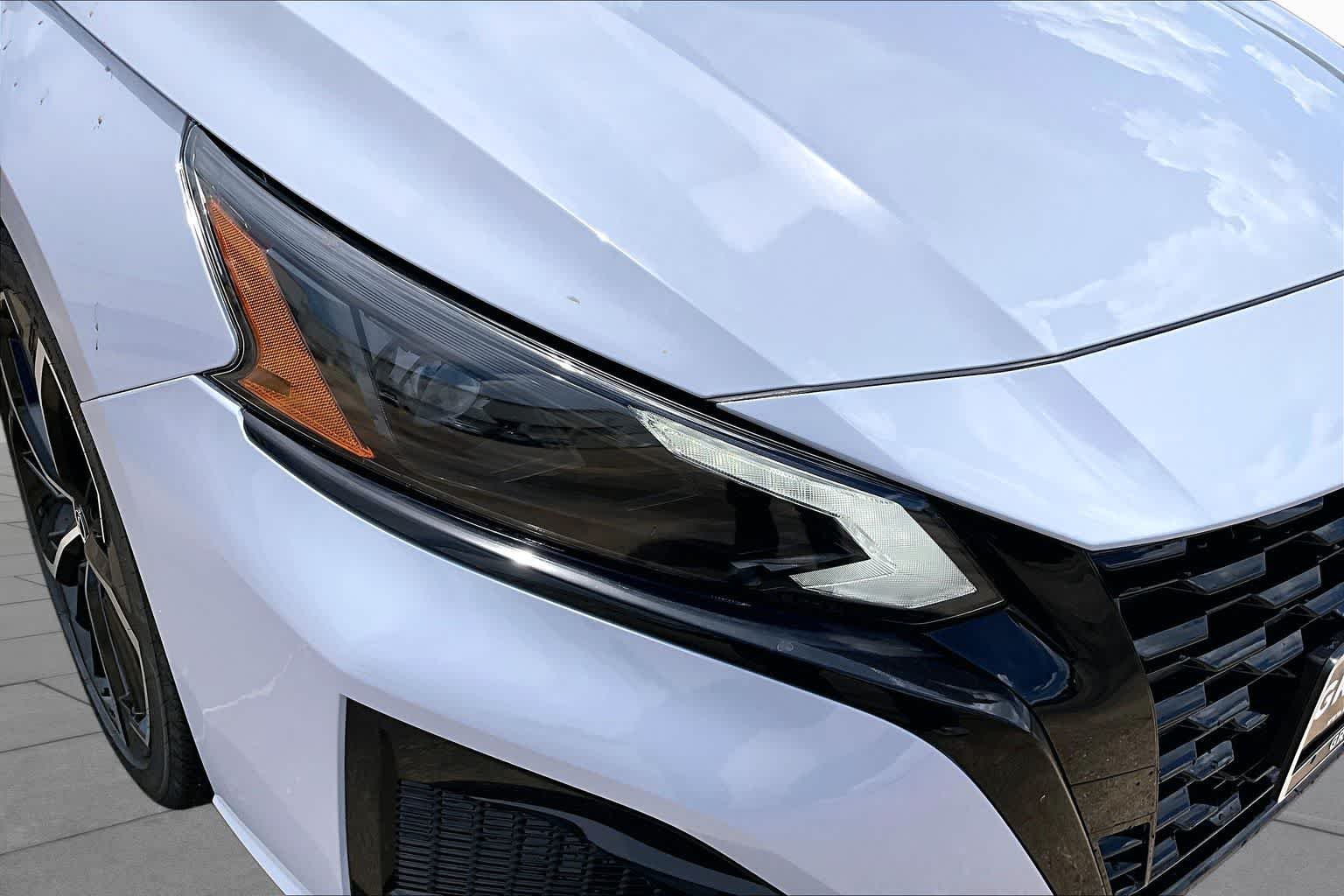 New 2026 Gray Sky Pearl / Super Black Two-tone Nissan SR image 19