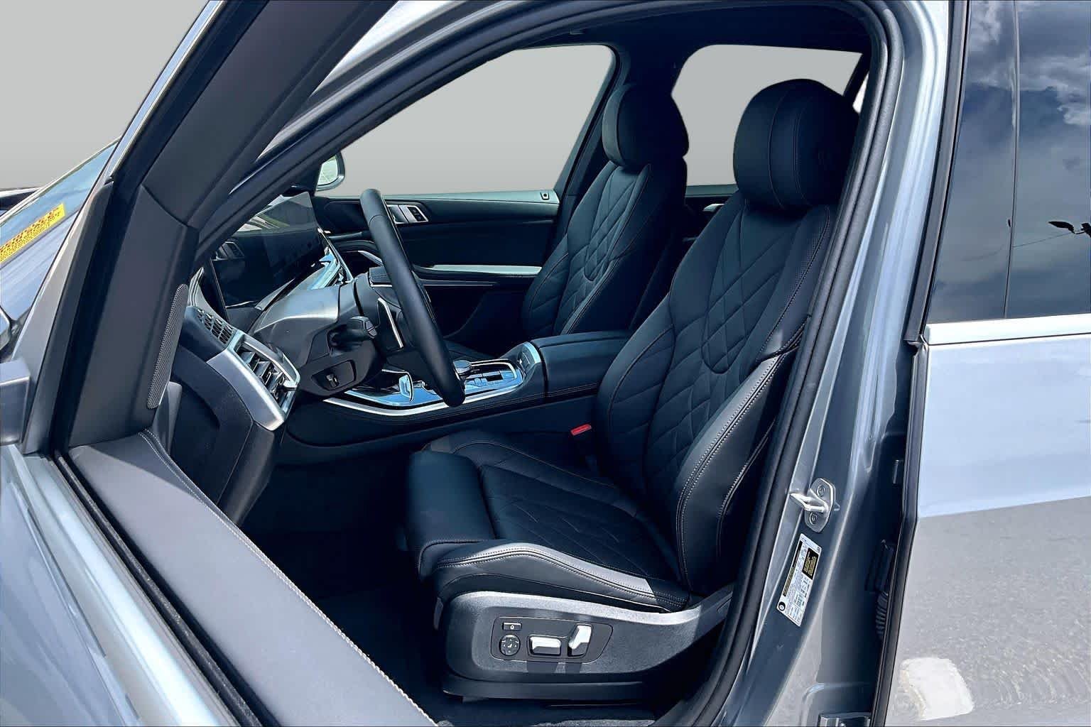 Used 2025 Skyscraper Grey Metallic BMW sDrive40i image 8