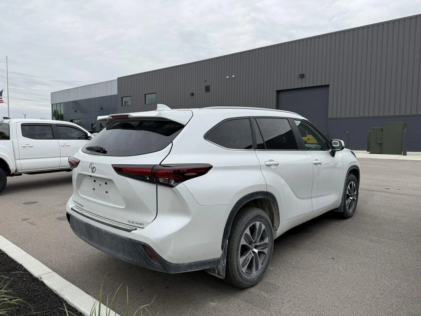 Used 2025 Wind Chill Pearl Toyota LE image 1