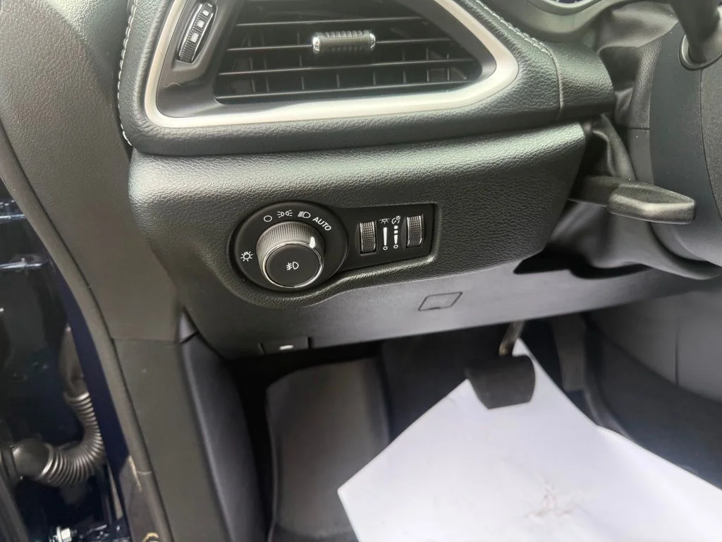 Certified Used 2025 Blue Chrysler Select image 18