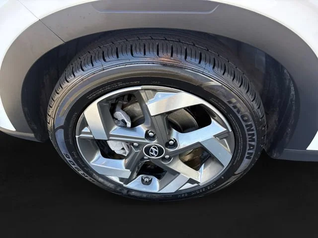 Used 2025 Lunar White Hyundai SEL image 11