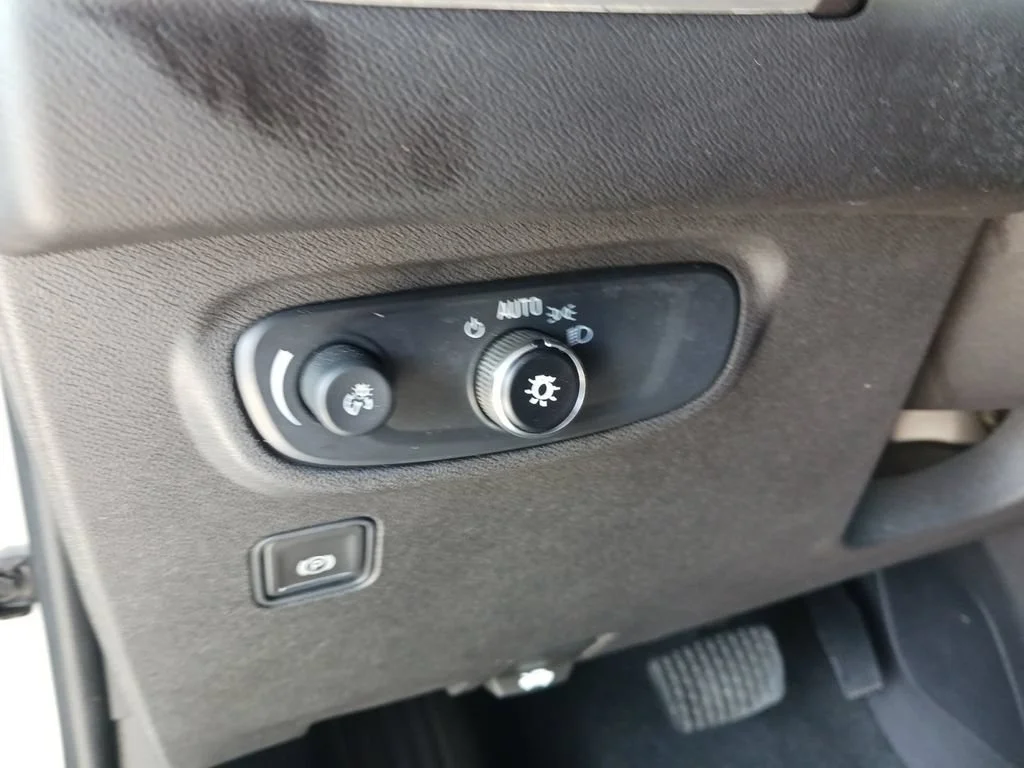 Used 2024 Sterling Metallic GMC SLE image 36