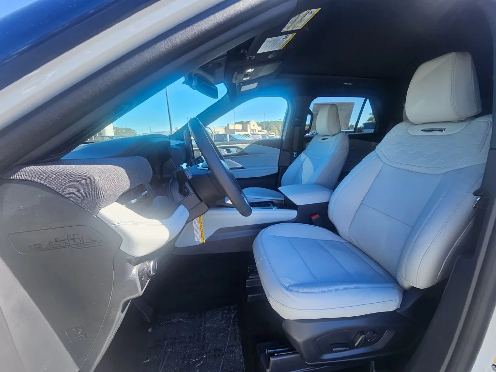 New 2027 Star White Metallic Tri-Coat Ford Platinum™ image 4