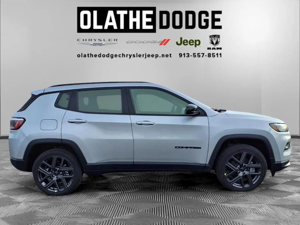 New 2026 Silver Zynith Metallic Clearcoat Jeep Latitude image 25