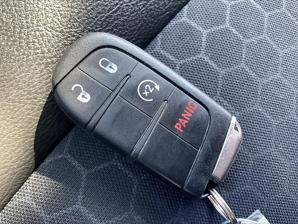 Used 2018 Laser Blue Pearlcoat Jeep Latitude image 11