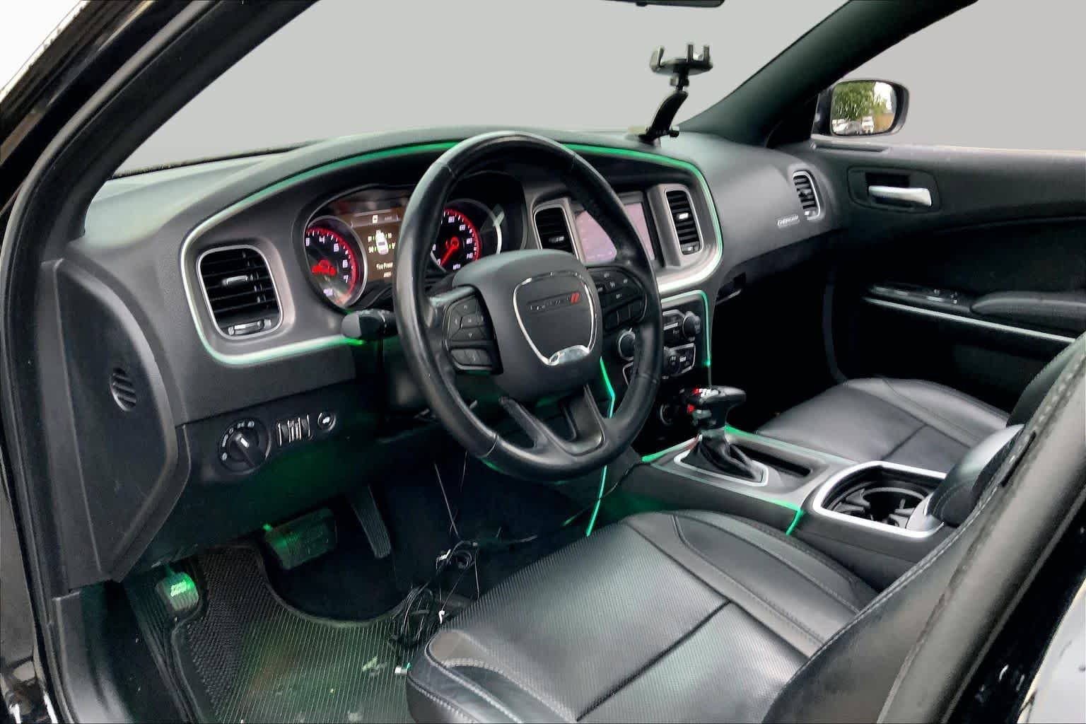 Used 2022 Pitch Black Clearcoat Dodge SXT image 16