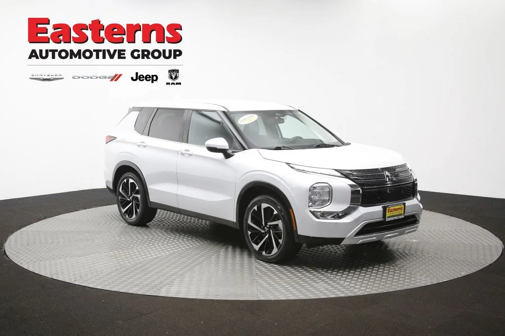 Used 2022 White Mitsubishi SE image 48