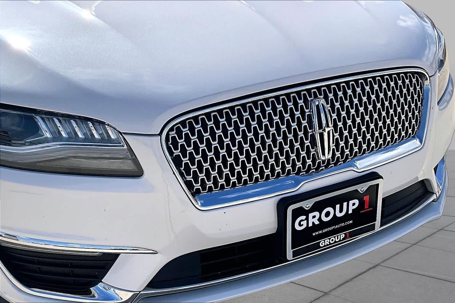 Used 2017 White Platinum Metallic Tri-Coat Lincoln Reserve image 28