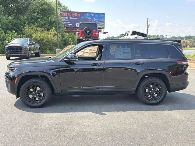 New 2026 Diamond Black Crystal Pearl-Coat Exterior Paint Jeep Laredo Altitude image 10