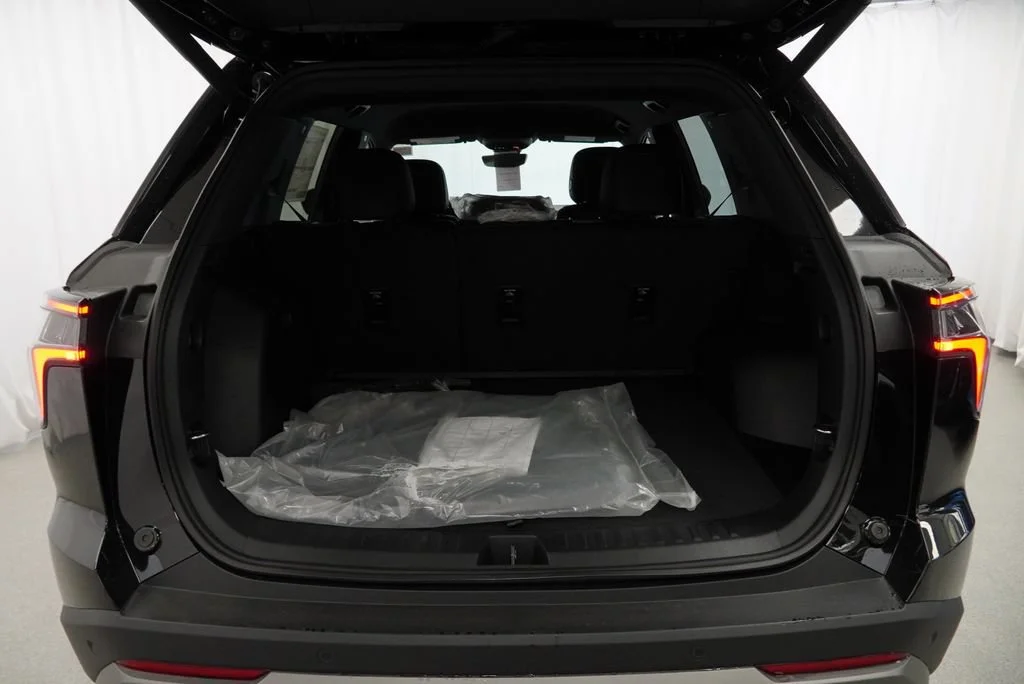 New 2027 Mosaic Black Metallic Chevrolet LT image 24