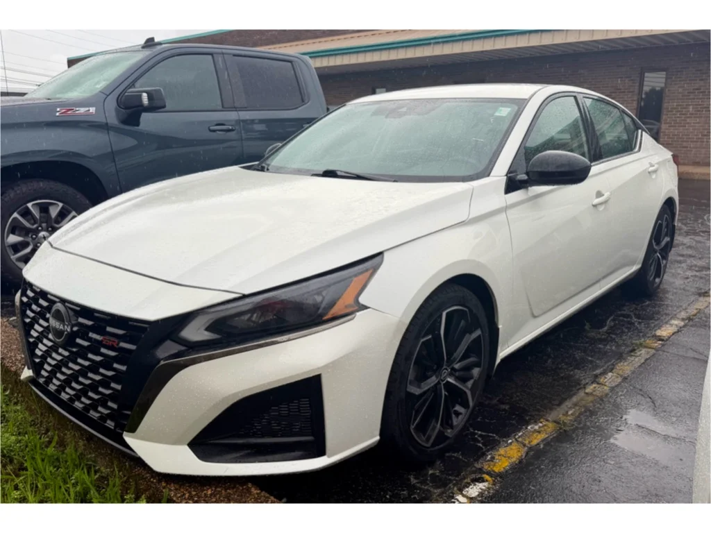Used 2023 Pearl White Tricoat Nissan 2.5 SR image 1