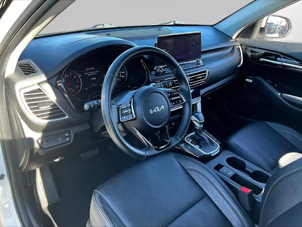 Used 2023 White Kia SX image 18