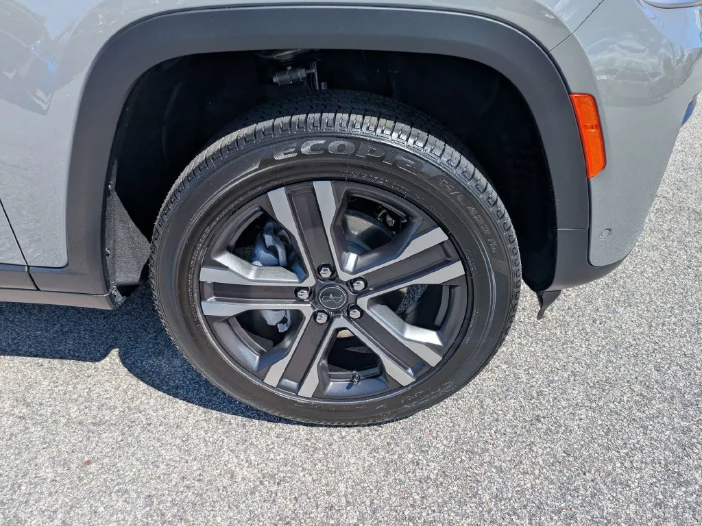 New 2027 Sting-Gray Clear-Coat Paint Jeep  image 12