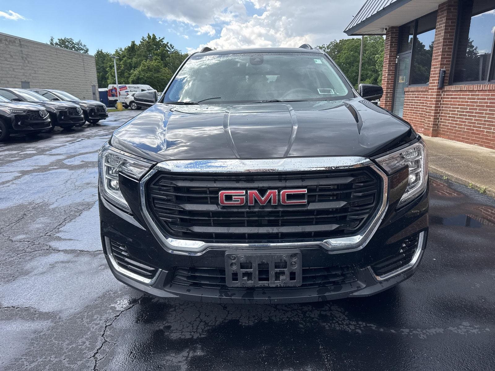 Used 2022 Ebony Twilight Metallic GMC SLE image 2