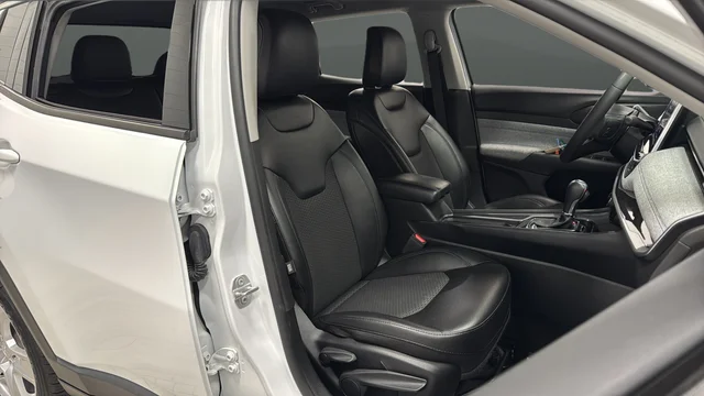 Used 2022 Bright White Clearcoat Jeep Latitude image 22